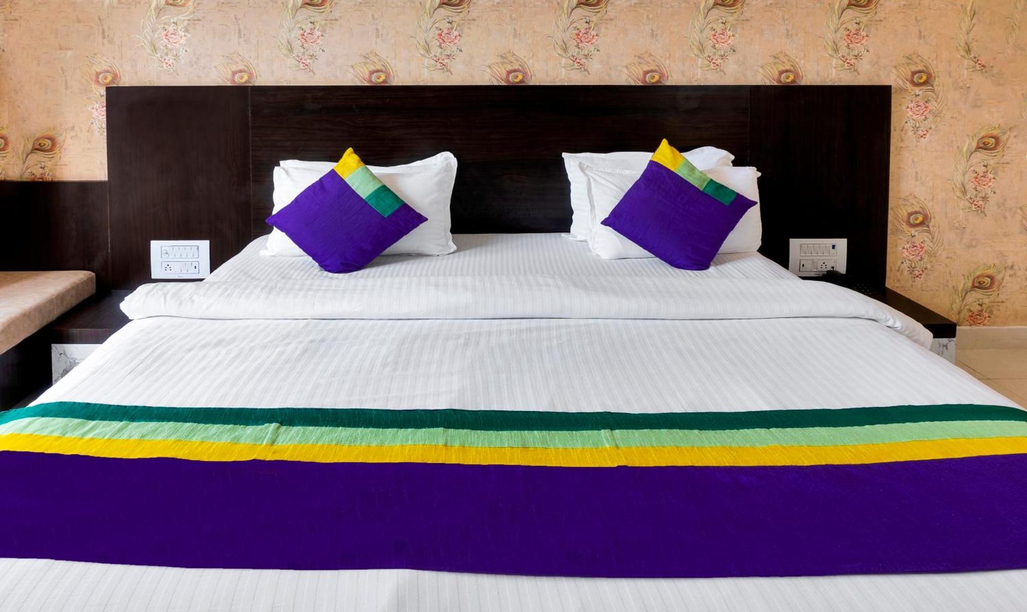 Treebo Premium Royal Amar With Mountain View, 2 Km From Pushkar Lake Exterior photo