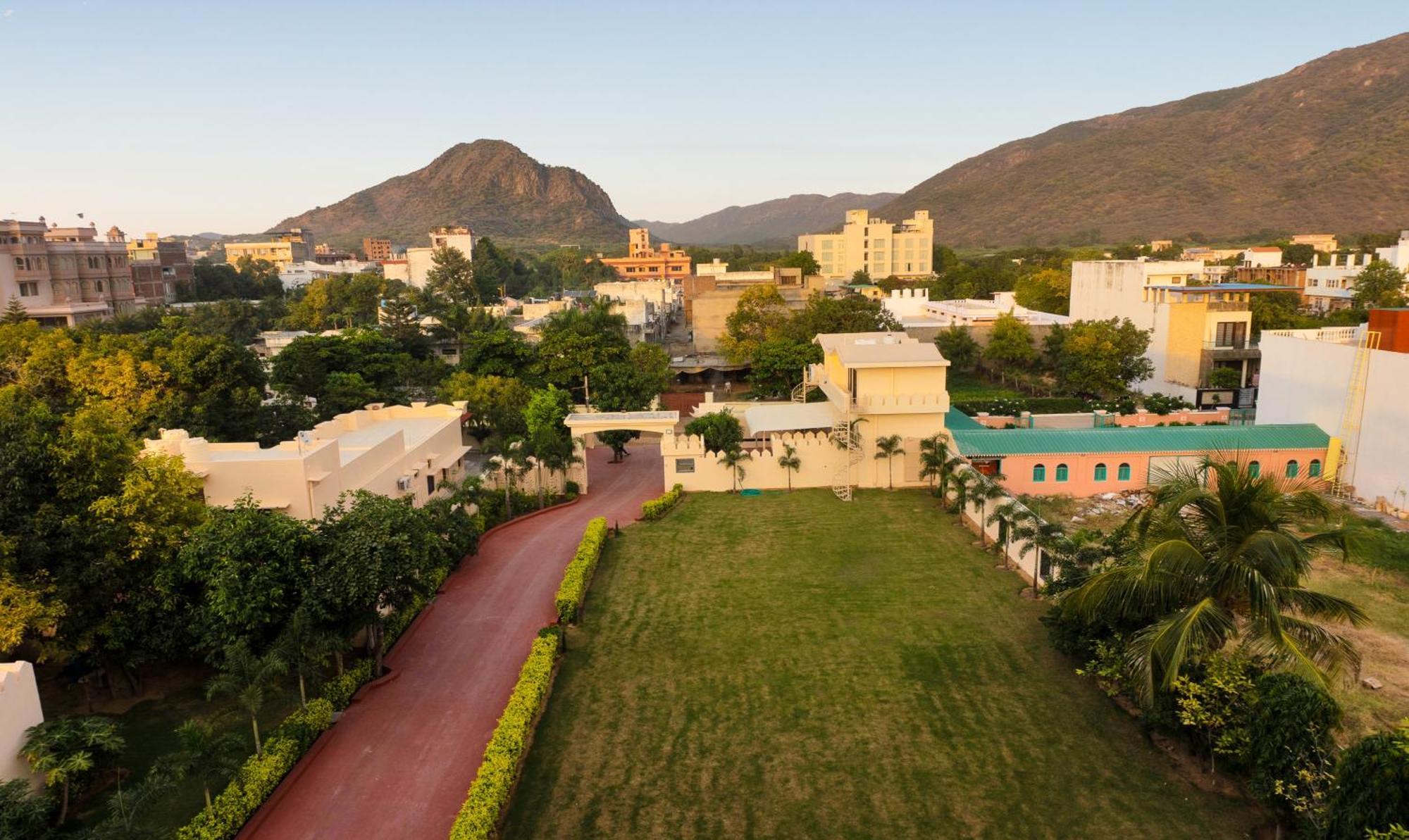 Treebo Premium Royal Amar With Mountain View, 2 Km From Pushkar Lake Exterior photo
